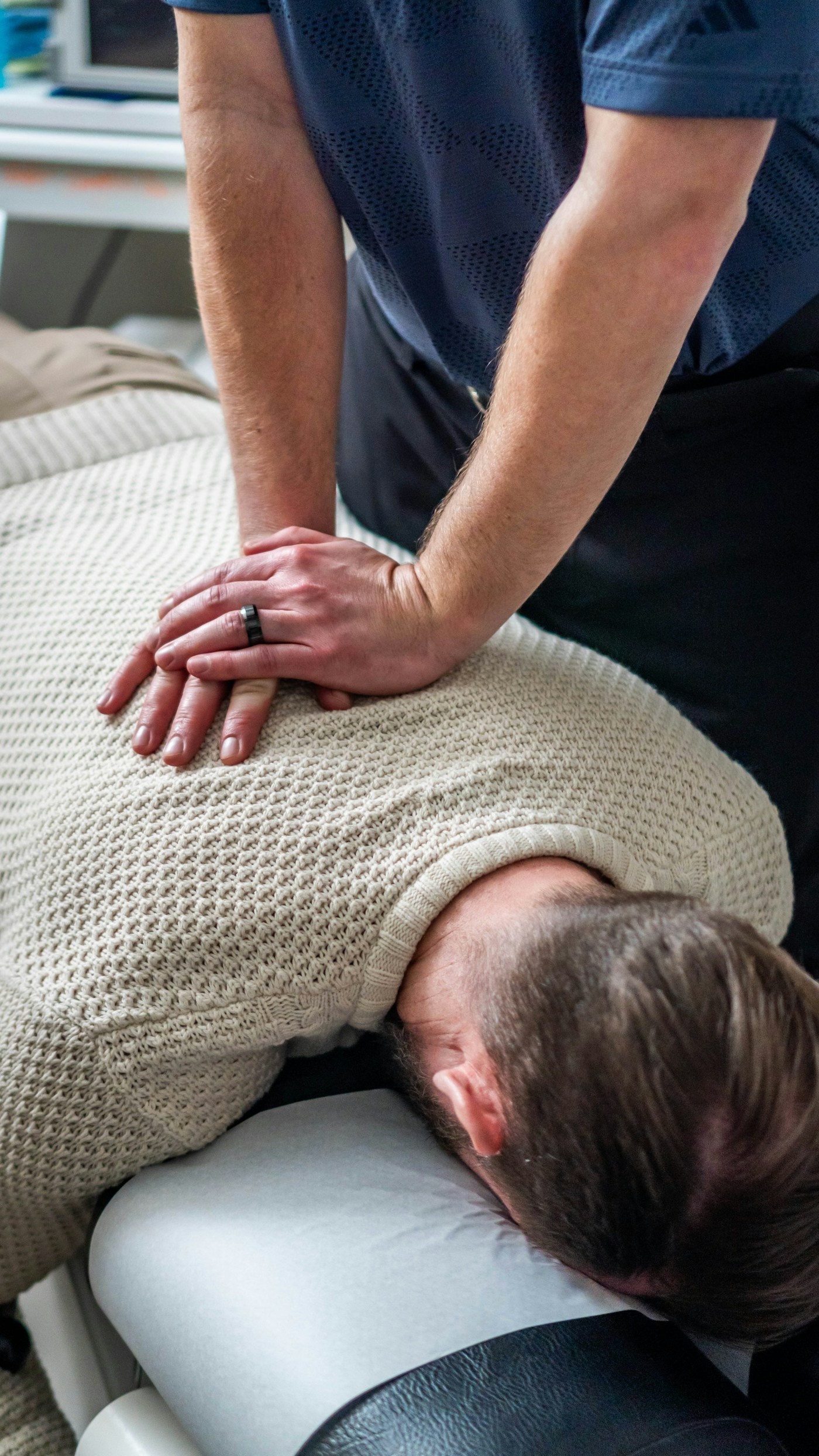 Hands-on physiotherapy treatment in a modern clinic